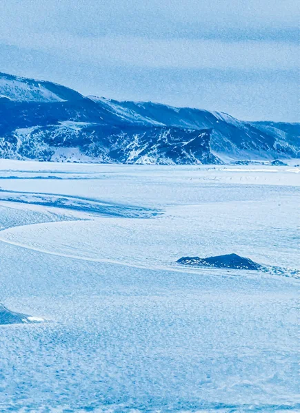 Vinter eventyrland og jul fantasy landskab. Frossen havkyst og bjerge dækket med sne som feriebaggrund - Stock-foto