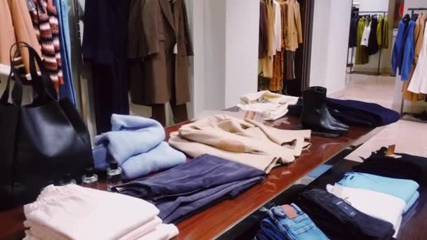 Oblečení maloobchod a udržitelná módní koncepce. Sortiment luxusních pánských oděvů, podzimní a zimní kolekce v masovém obchodě — Stock video