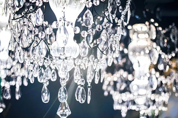 Kristallen glazen kroonluchter als home decor, interieur en luxe meubels detail, vakantie uitnodiging kaart achtergrond — Stockfoto