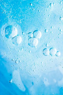 Mavi su dokusu su arka planı, doğa ve bilim konsepti, cilt kozmetik ürünleri ve hijyen makrosu kapanışı