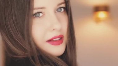 Tatil makyajı ve güzellik portresi. Mutlu güzel kadın gülümsüyor, kırmızı ruj makyajı ve inci gibi beyaz diş gülümsemesi.