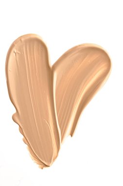 Beyaz arka planda izole edilmiş bej güzellik kozmetik dokusu, lekeli makyaj emülsiyon kremi lekesi veya temel lekesi, ezilmiş kozmetik ürünler ve boya vuruşları