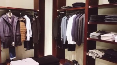 Perakende giyim ve sürdürülebilir moda konsepti. Lüks erkek giyim, sonbahar ve kış koleksiyonları kitle pazarı marka mağazasında.