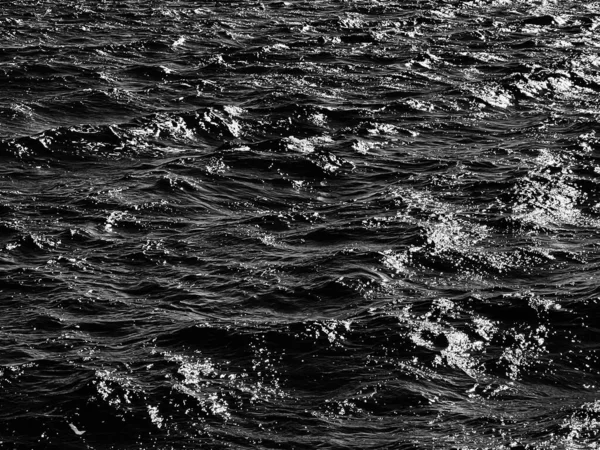 Pojęcie morza, tekstury i przybrzeżnej przyrody. Woda oceaniczna jako czarne i białe, monochromatyczne tło powierzchniowe — Zdjęcie stockowe