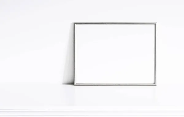 Silberrahmen auf weißen Möbeln, luxuriöses Wohndekor und Design für Attrappen, Posterdruck und druckbare Kunst, Online-Shop-Vitrine — Stockfoto
