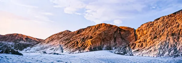 Maravillas de invierno y paisaje navideño. Montañas nevadas cubiertas de nieve como fondo de vacaciones —  Fotos de Stock