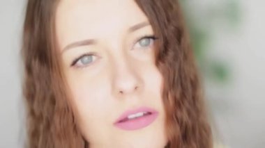 Mutlu güzel bir kadın gülümsüyor, mükemmel beyaz dişler gülüyor, kıvırcık saç stili doğal güzellik portresi, Kafkas esmer model organik kozmetik, cilt bakımı ve insanların konsepti için poz veriyor.