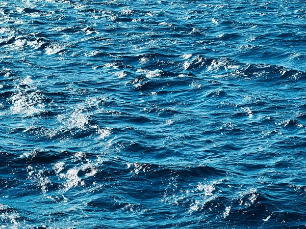 海、食感と沿岸の自然コンセプト。海面の背景として青い海の水、流れる波と夏の休暇旅行 — ストック写真
