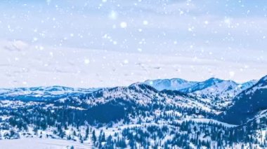 Kış harikalar diyarı ve kar yağan Noel manzarası. Dağlarda kar yağışı ve tatil arka planı olarak karla kaplı bir orman.