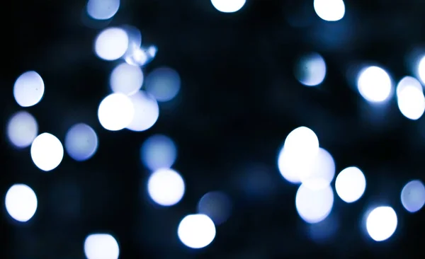 Świąteczny czas i świąteczny nastrój. Niewyraźne niebieskie światła choinki jako tło bokeh — Zdjęcie stockowe