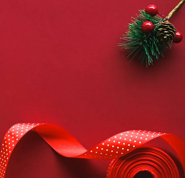 Platos de Navidad y el concepto de diseño de vacaciones. Decoración, adorno y envoltura de regalo de Navidad sobre fondo de papel rojo como vista superior plana — Foto de Stock