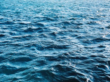 Deniz, doku ve kıyı doğası kavramı. Mavi okyanus suyu arka plan olarak, dalgalı dalgalar ve yaz tatili seyahati