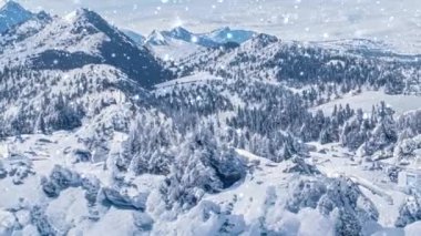 Kış harikalar diyarı ve kar yağan Noel manzarası. Dağlarda kar yağışı ve tatil arka planı olarak karla kaplı bir orman.
