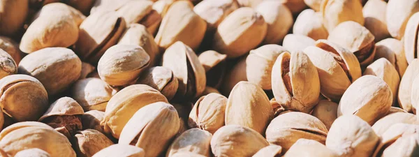 Pistachos orgánicos al sol, alimentos saludables y meriendas de fondo —  Fotos de Stock