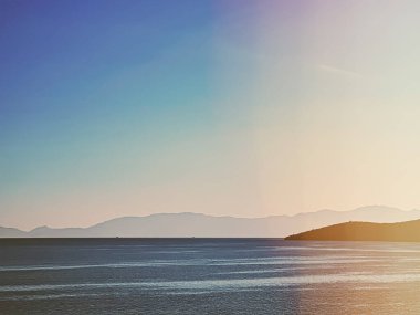 Eski deniz manzarası ve kıyı manzarası. Mavi deniz ve dağlar sabah sanat eseri gibi
