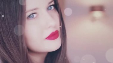 Noel güzelliği portresi ve tatil makyajı konsepti. Mutlu güzel kadın gülümsüyor, inci gibi beyaz dişler gülümsüyor, ışıldıyor.