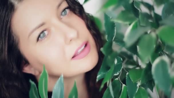 Piękna twarz portret uśmiechnięta młoda brunetka z niebieskimi oczami, piękna kobieta w przyrodzie, letnie podróże i tropikalny nastrój — Wideo stockowe