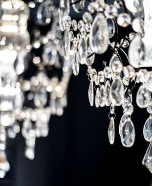 Ev dekorasyonu olarak kristal cam avize, iç tasarım ve lüks mobilya ayrıntıları, tatil davetiyesi geçmişi