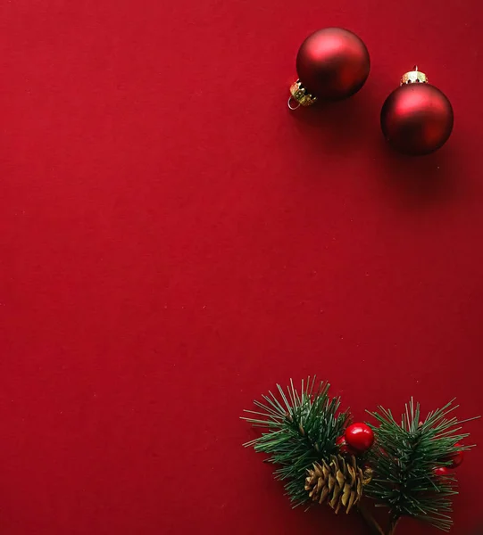 Platos de Navidad y el concepto de diseño de vacaciones. Decoración, adorno y envoltura de regalo de Navidad sobre fondo de papel rojo como vista superior plana — Foto de Stock