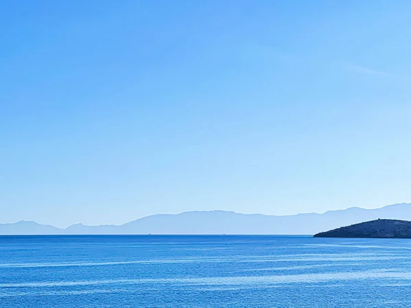 Θαλάσσιο τοπίο και παράκτια φύση φόντο. Γαλάζια θάλασσα και βουνά το πρωί — Φωτογραφία Αρχείου