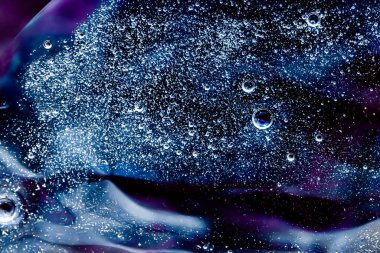 Soyut mavi sıvı arkaplan, boya sıçraması, girdap deseni ve su damlaları, güzellik jeli ve kozmetik doku, modern sihir sanatı ve lüks düz dizayn olarak bilim