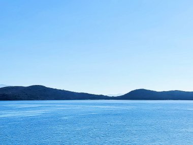 Deniz manzarası ve kıyı manzarası. Sabahları mavi deniz ve dağlar