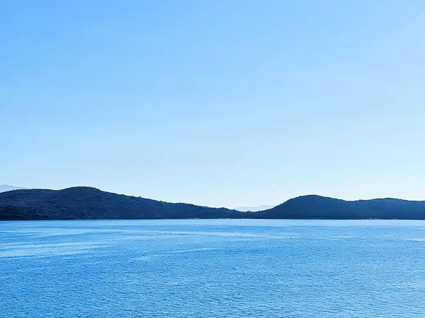 Deniz manzarası ve kıyı manzarası. Sabahları mavi deniz ve dağlar