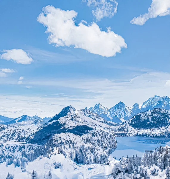 Зимняя страна чудес и волшебный рождественский пейзаж. Снежные горы и лес, покрытые снегом в качестве фона для отдыха — стоковое фото