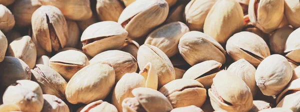 Pistachos orgánicos al sol, alimentos saludables y meriendas de fondo —  Fotos de Stock