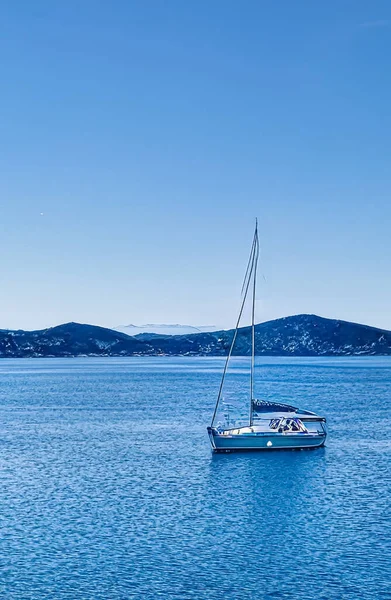 Riviera mavi deniz manzarası ve kıyı doğası kavramı. Sabahları deniz, yat ve dağlar — Stok fotoğraf