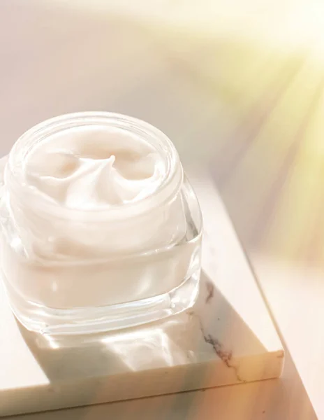 Crema hidratante facial como producto de lujo para el cuidado de la piel y el cuerpo, spa en casa y cosméticos de belleza orgánicos para el cuidado natural de la piel rutina matutina — Foto de Stock