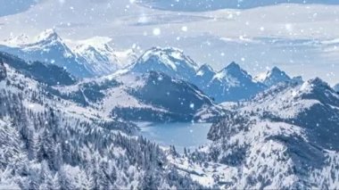 Kış harikalar diyarı ve kar yağan Noel manzarası. Dağlarda kar yağışı ve tatil arka planı olarak karla kaplı bir orman.