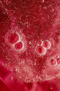 Soyut kırmızı sıvı zemin, boya sıçraması, girdap deseni ve su damlaları, güzellik jeli ve kozmetik doku, modern sihir sanatı ve lüks düz dizayn olarak bilim