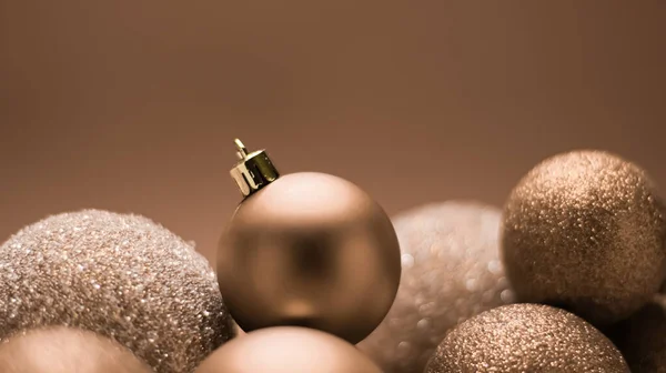 Vacaciones de Navidad y concepto de decoración festiva. Bola dorada sobre fondo beige — Foto de Stock