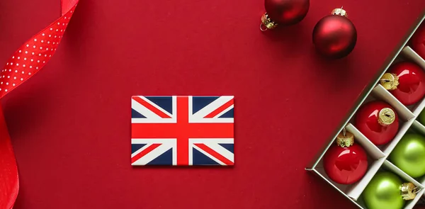 Brittisk jul tradition och semester design koncept. Union Jack flagga Storbritannien och xmas prydnader och dekoration på röd bakgrund som flatlay ovanifrån — Stockfoto