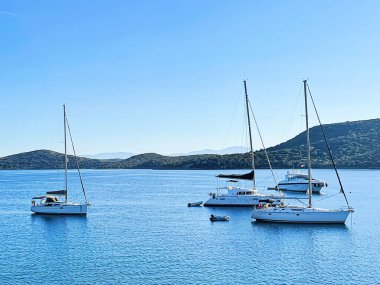 Riviera mavi deniz manzarası ve kıyı doğası kavramı. Sabahları deniz, yatlar ve dağlar