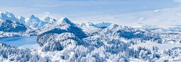 Maravilla invernal y mágico paisaje navideño. Montañas nevadas y bosque cubierto de nieve como fondo de vacaciones —  Fotos de Stock