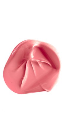 Mercan güzelliği kozmetik dokusu beyaz arka planda izole, lekeli makyaj emülsiyon kremi lekesi veya temel lekesi, ezilmiş kozmetik ürünler ve boya vuruşları