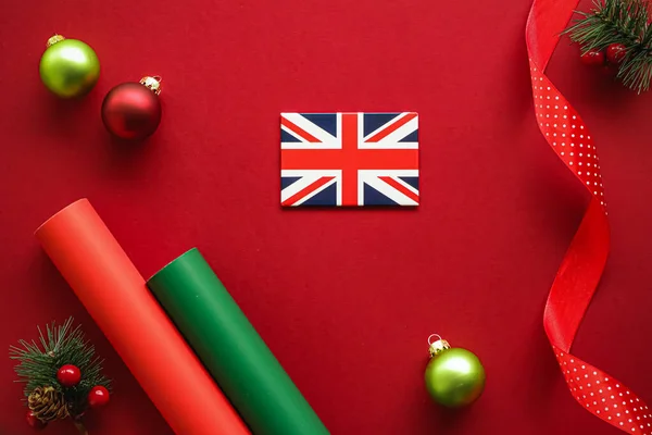 Brittisk jul tradition och semester design koncept. Union Jack flagga Storbritannien och xmas prydnader och dekoration på röd bakgrund som flatlay ovanifrån — Stockfoto