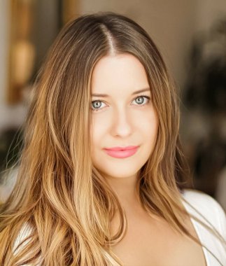 Romantik model görünüşü ve estetik güzellik yüz ifadesi. Sarışın, uzun saçlı ve doğal makyajlı güzel bir kadın. Klasik cazibe stili ve moda portresi.