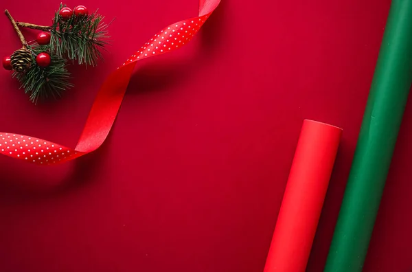 Platos de Navidad y el concepto de diseño de vacaciones. Decoración, adorno y envoltura de regalo de Navidad sobre fondo de papel rojo como vista superior plana — Foto de Stock