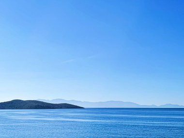 Deniz manzarası ve kıyı manzarası. Sabahları mavi deniz ve dağlar