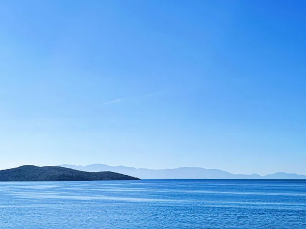 Θαλάσσιο τοπίο και παράκτια φύση φόντο. Γαλάζια θάλασσα και βουνά το πρωί — Φωτογραφία Αρχείου