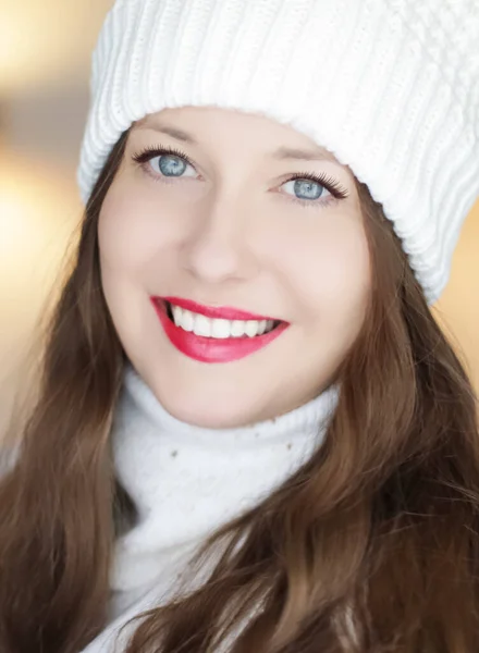 Navidad, gente y concepto de vacaciones de invierno. Feliz mujer sonriente con sombrero de punto blanco como retrato de Navidad cara de primer plano —  Fotos de Stock