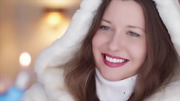 Vacances d'hiver et Noël concept de célébration. Belle femme souriante en fourrure pelucheuse blanche tenant des étincelles brûlantes, portrait de Noël festif — Video