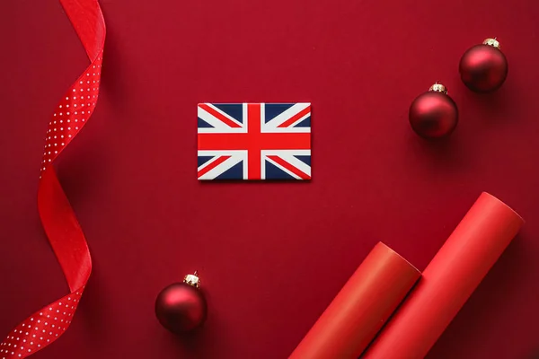 Brittisk jul tradition och semester design koncept. Union Jack flagga Storbritannien och xmas prydnader och dekoration på röd bakgrund som flatlay ovanifrån — Stockfoto
