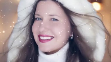 Kış modası ve Noel tatili görünüşü. Beyaz süveter ve tüylü kapüşonlu kürk giyen güzel bir kadın, kar ve kar taneleri.