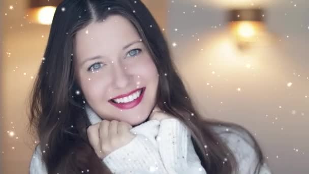 Beleza de inverno e Natal olhar feriado. Mulher sorridente bonita em camisola de malha branca, maquiagem batom vermelho e dentes brancos perfeitos sorriem, neve nevada e flocos de neve — Vídeo de Stock