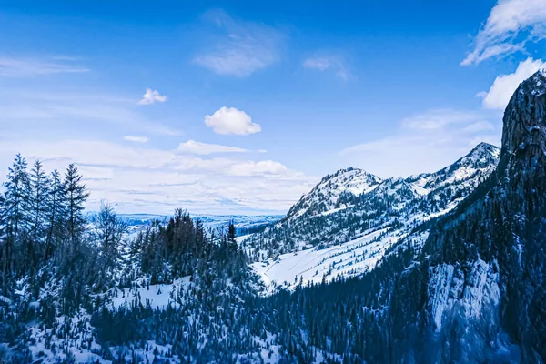 Zimowa kraina czarów i magiczny świąteczny krajobraz. Snowy góry i las pokryte śniegiem jako tło wakacje — Zdjęcie stockowe