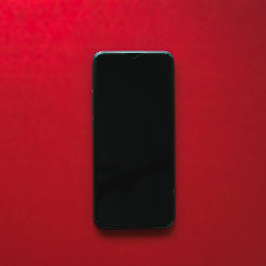 Mobil uygulama tasarımı veya akıllı telefon ekranı düz konsepti. Mobil telefon yeni model sunum modeli olarak veya uygulama şablonu olarak, kırmızı zemin üzerinde marka pazarlama tasarımı düz yatay olarak